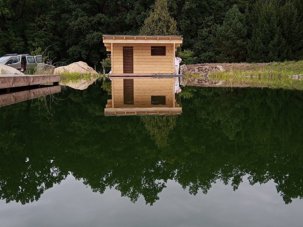 Sauna — odraz na hladině